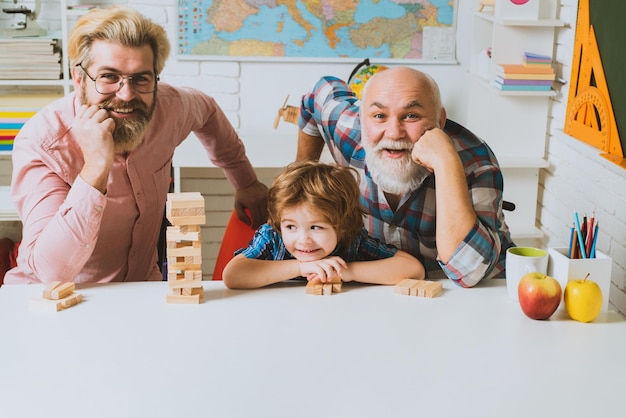 Foto avô pai e filho jogando jogo de jenga em casa