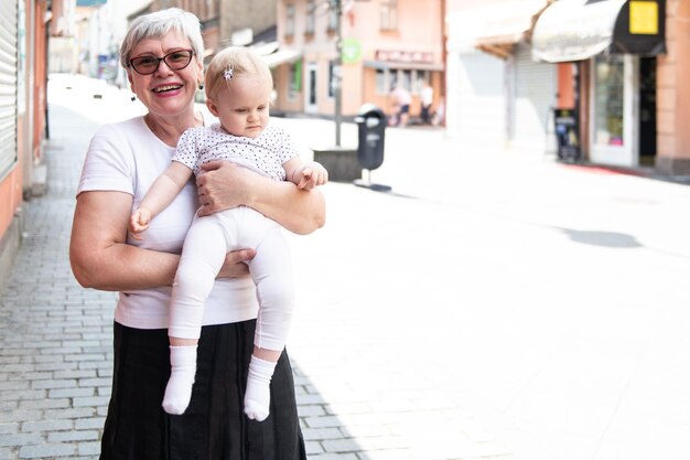 Avó sorridente feliz e sua neta bonitinha