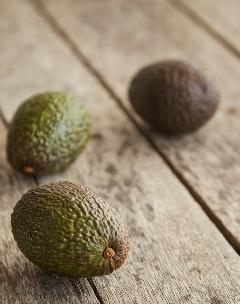 Avocado auf altem Holztisch