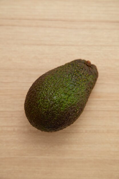 Avocado auf der weißen Platte gesund