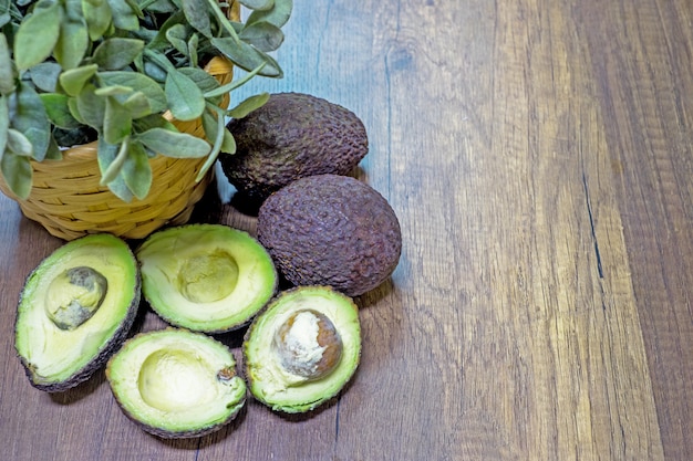 Avocado auf einem Holztischhintergrund mit selektivem Fokus