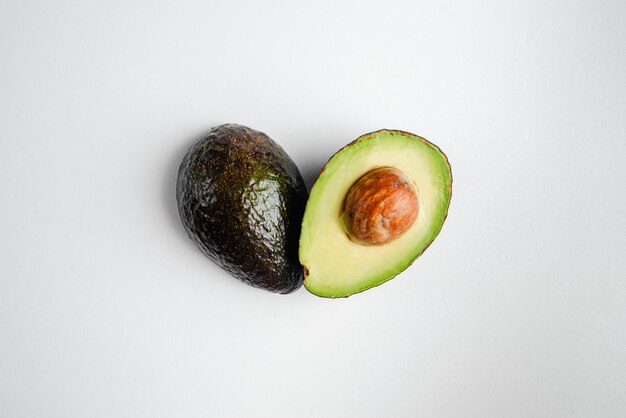 Avocado auf weißem Hintergrund Herzförmige Avocado