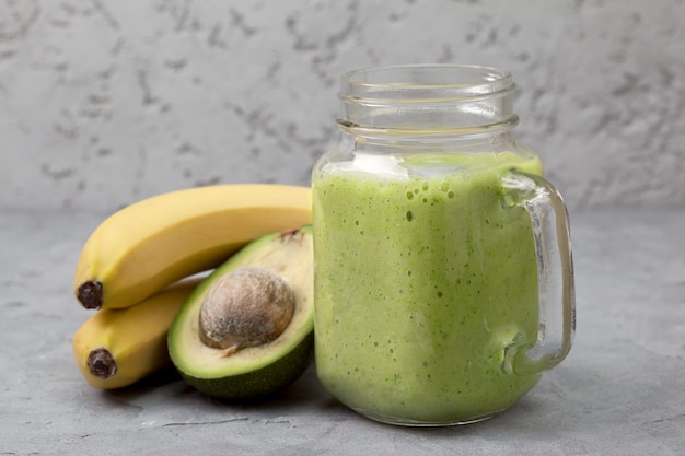 Foto avocado-bananen-smoothie mit früchten