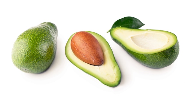 Avocado, Beschneidungspfad, lokalisiert auf weißem Hintergrund voller Schärfentiefe.