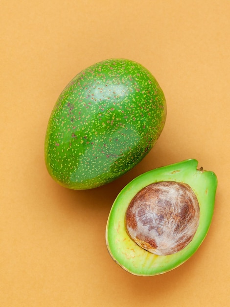 Avocado cortado em um pano de fundo de madeira texturizada