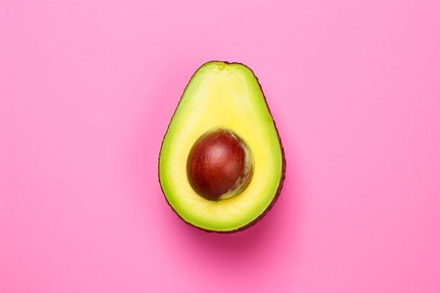 Avocado em fatias em fundo rosa