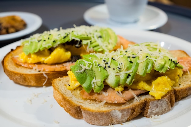 Avocado em fatias em pão torrado de salmão com especiarias