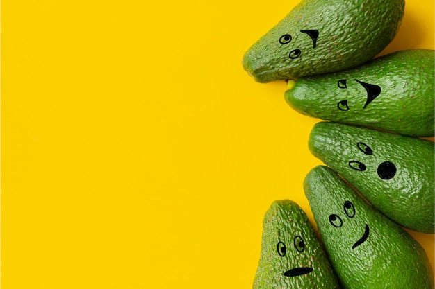 Avocado Emoji auf gelbem Hintergrundkopienraum