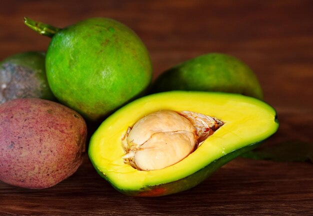 Avocado focado com núcleo em fundo de madeira