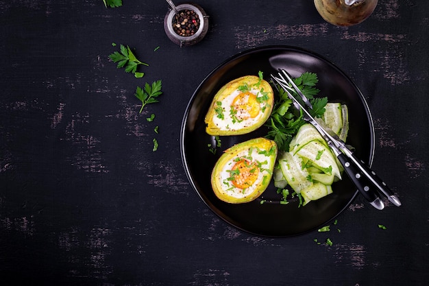 Avocado gebacken mit Ei und frischem Salat Vegetarisches Gericht Top View Overhead Ketogene Ernährung Keto-Nahrung