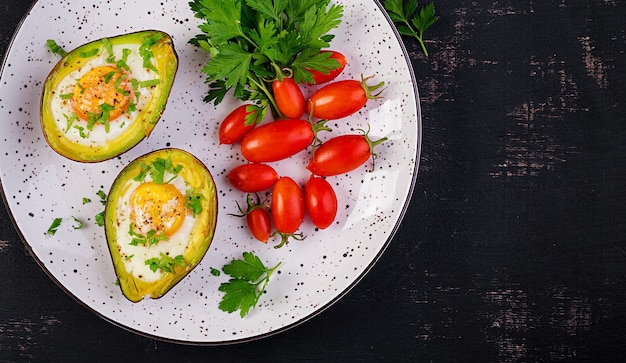 Avocado gebacken mit Ei und frischem Salat Vegetarisches Gericht Top View Overhead Ketogene Ernährung Keto-Nahrung