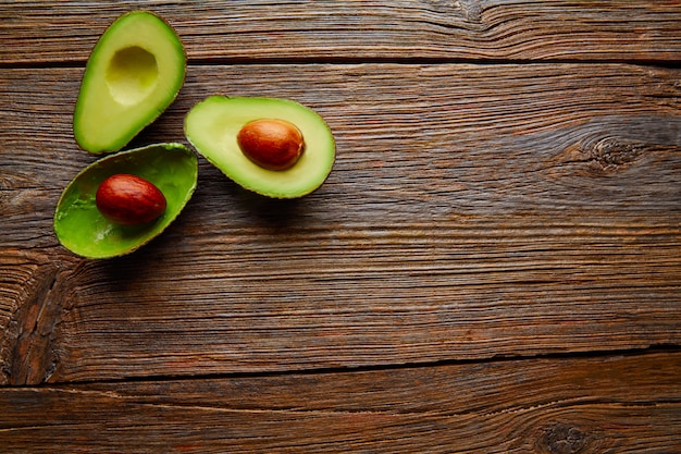 Avocado geschnitten auf gealterte hölzerne Tischplatte