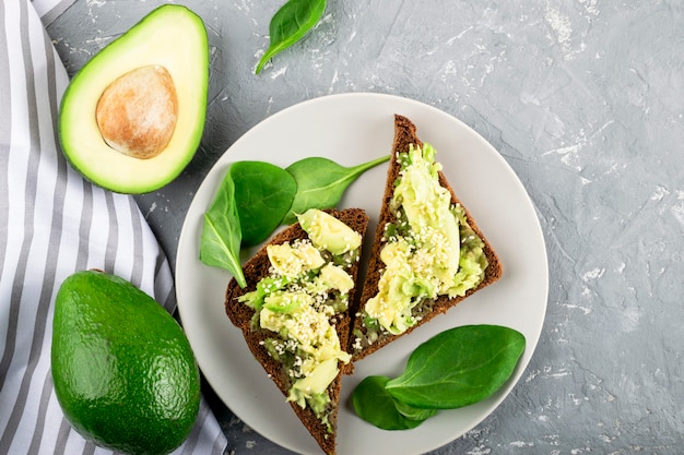 Avocado-Guacamole-Sauce. Snack. Frisches Gemüse und Spinat