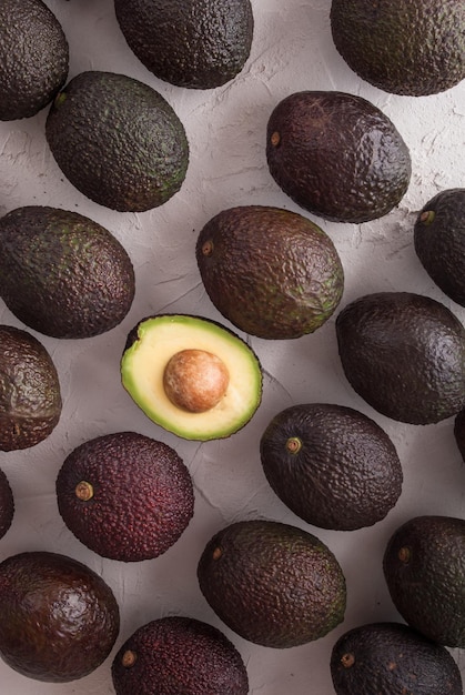 Avocado-Haas mit halb geschnittener Draufsicht