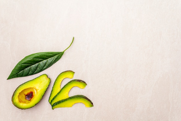 Avocado, halbieren, Avocado-Scheiben und Avocado-Blatt mit Sojasauce