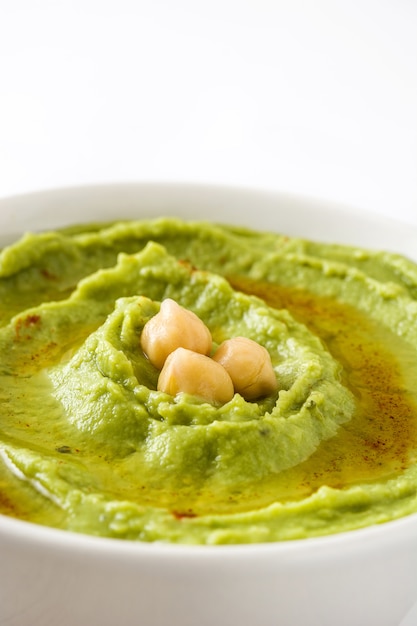 Avocado Hummus mit Kichererbse in Schüssel isoliert