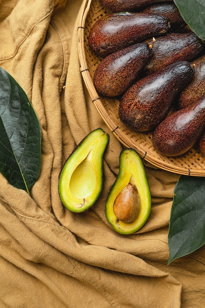 Avocado im Holztablett gesundes Essen brauner Hintergrund