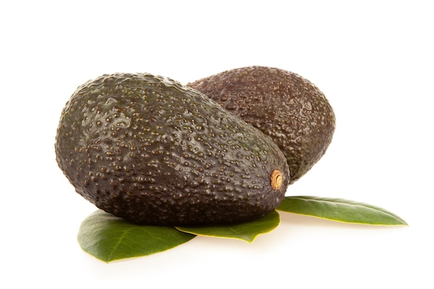 Foto avocado isoliert auf weißem hintergrund