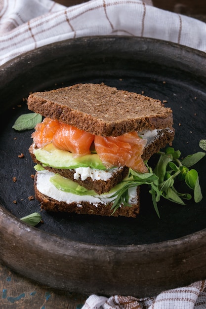 Avocado, Lachs und Ricotta-Sandwich