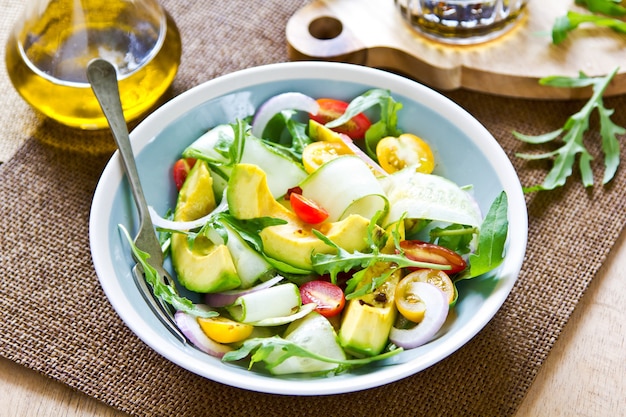 Avocado mit Gurke und Rucola Salat von Balsamico-Dressing