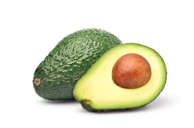 Avocado mit halbiertem Schnitt isoliert