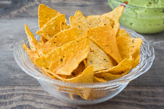 Avocado mit Nachos und Guacamole, traditioneller mexikanischer Snack.