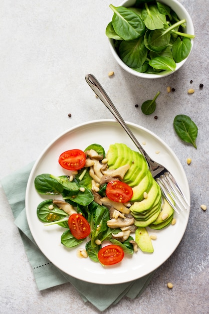 Avocado mit Tomaten und Spinat auf einem Teller