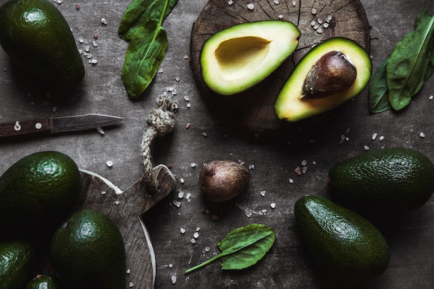 Avocado. Nützliches Essen auf dem Tisch. Landhausstil