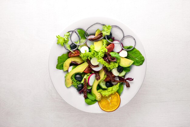 Avocado-Salat mit gegrilltem Fleisch und Gemüse italienische Küche Draufsicht auf Holzhintergrund