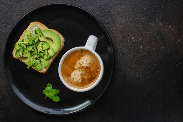 Avocado-Sandwich (gesunder Snack)