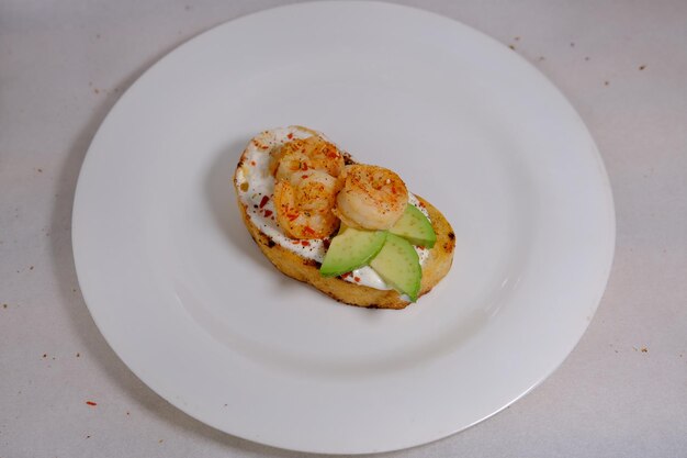 Avocado-Sandwiches mit Seasame und Garnelen auf weißem Hintergrund