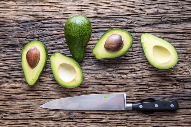 Avocado. Schneiden Sie Avocado auf einem Hintergrundtisch aus Eichenholz. Selektiver Fokus.