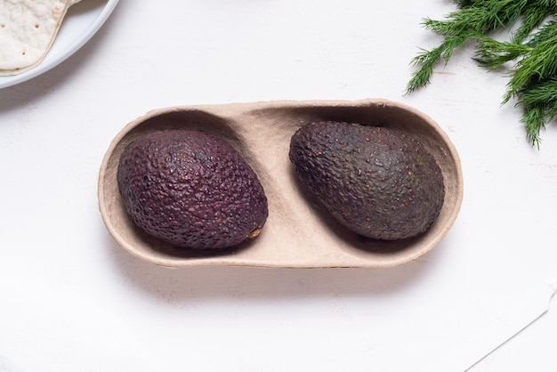 Avocado-Set in Kartonverpackung isoliert