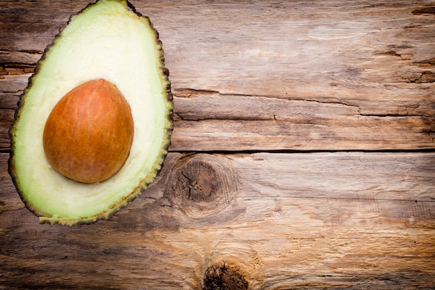 Avocado-Teile auf dem Holztisch.