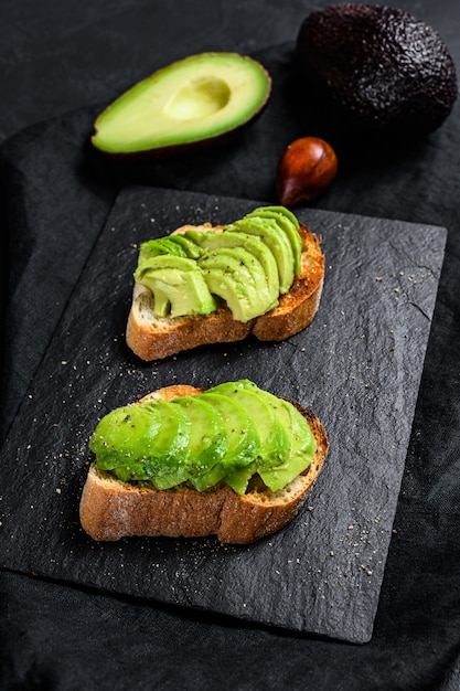 Avocado toast. ansicht von oben.