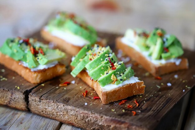 Avocado-Toast auf einem Holzbrett