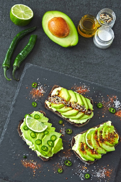 Avocado-Toast auf einem Steinbrett.