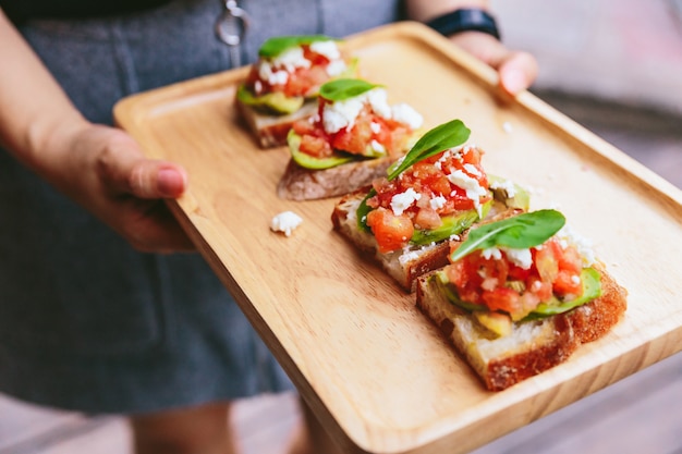 Avocado-Toast mit Cherry Tomatoes und Feta-Käse