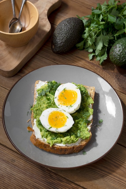 Avocado-Toast mit Ei. Quadratischer Vollkornbrot-Toast.