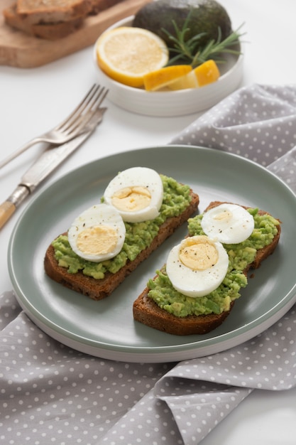 Avocado Toast mit gekochtem Ei