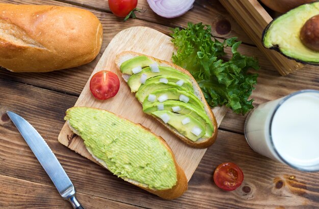 Avocado-Toast mit gemischtem Salat und gesund. Frisches Bio-Gemüse zum Kochen von Diätkost.