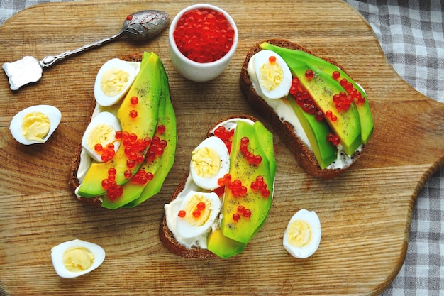 Avocado-Toast mit rotem Kaviar.