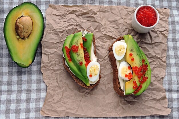 Foto avocado-toast mit rotem kaviar.