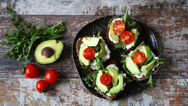 Avocado-Toast mit Rucola und Kirschtomaten