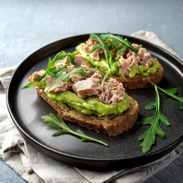 Avocado-Toast mit Thunfisch und Rucola