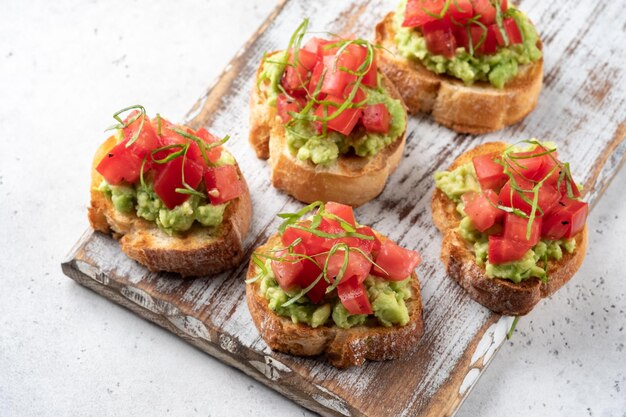 Avocado-Tomaten-Crostini Bruschetta-Toast mit Avocadopüree