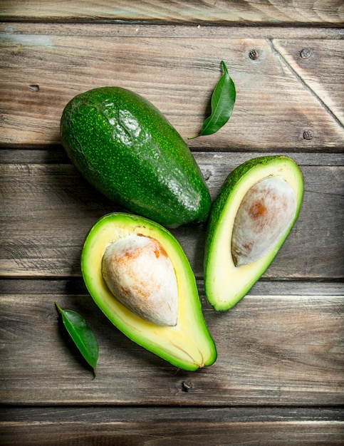 Avocado und Avocado-Scheiben