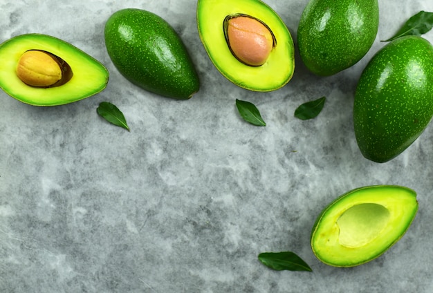 Avocado und Blatt Draufsicht auf Marmortisch