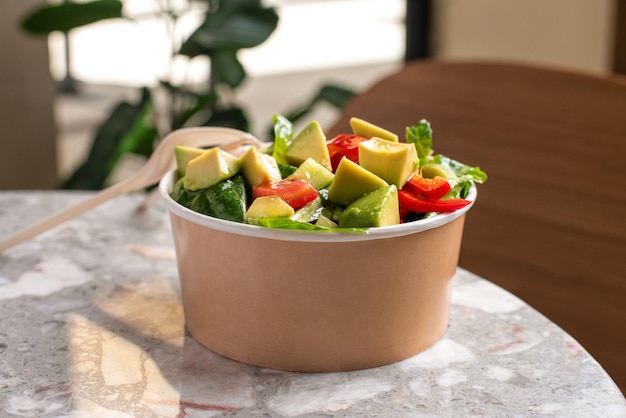 Avocado und frischer Tomatensalat in der Schüssel auf Draufsicht des grauen Steinhintergrundes Concept Food For Parties Fast Food