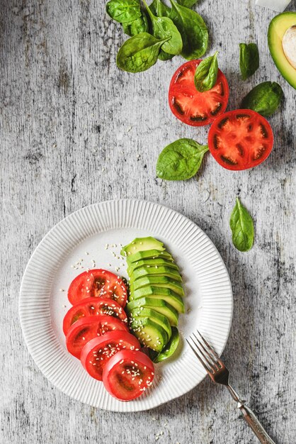 Avocado- und Tomatensalat